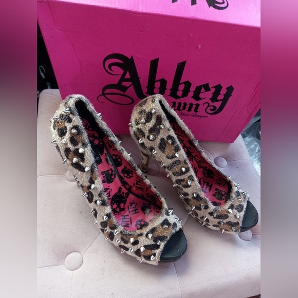 Fuzzy studded leopard print punk rock peep toe heels! - Picture 6 of 9